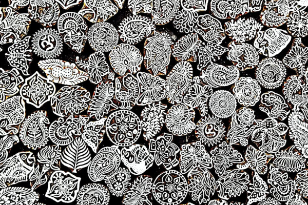 示意圖-奢華名牌抄襲惹議！Prada聯手印度工匠打造經典涼鞋