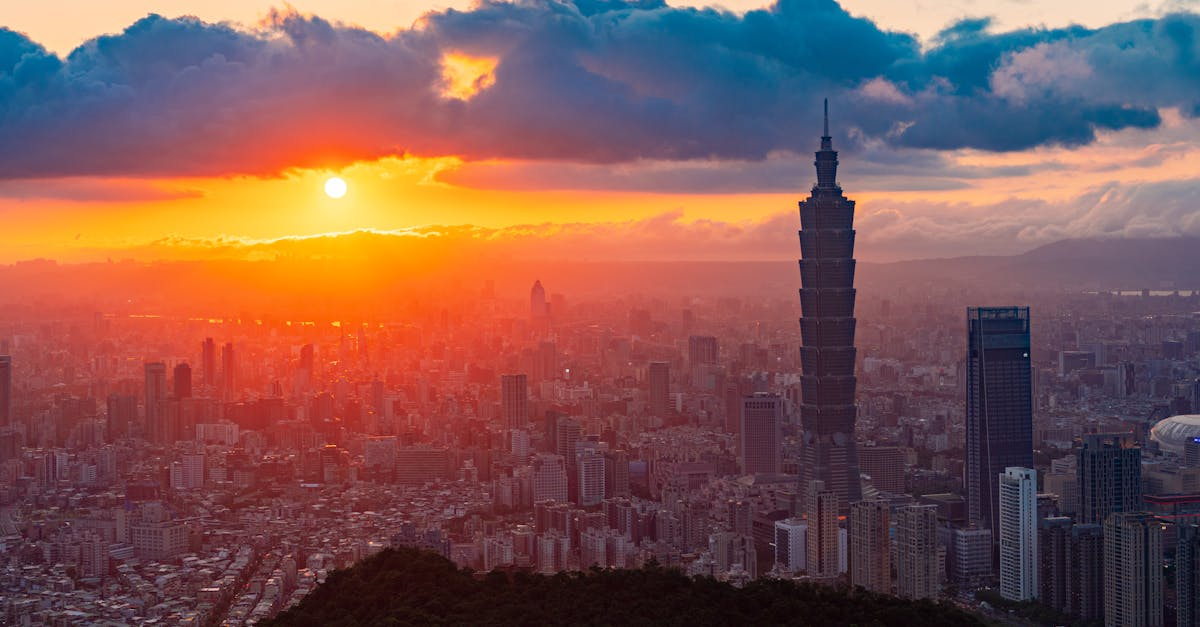 示意圖-全球屏息！霍諾德徒手攀台北101，生死一線？