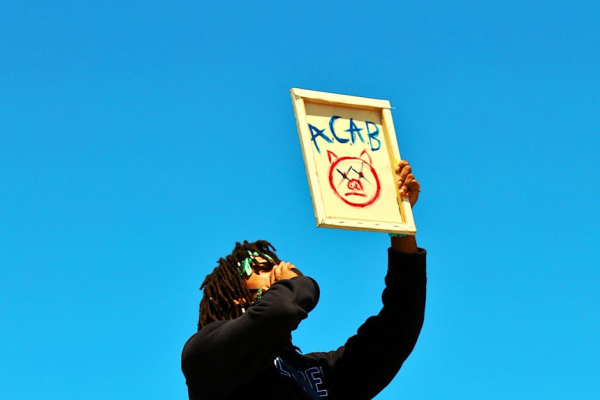 示意圖-愛潑斯坦檔案爭議：司法部移除13份文件，一張川普合照引發質疑！