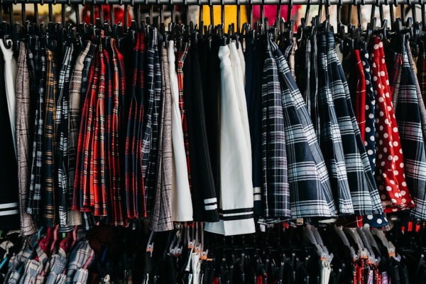 示意圖-中國青年「降級消費」潮，經濟困境下的新生活模式！