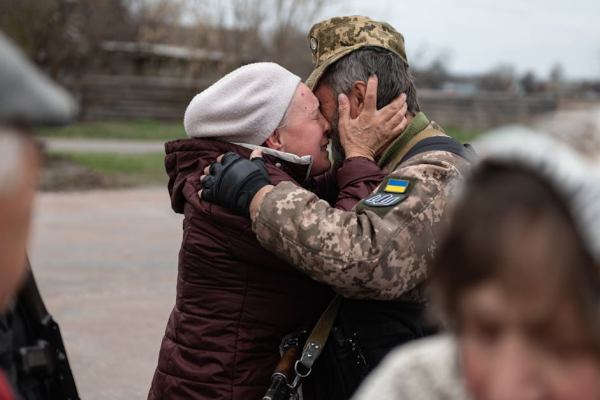 示意圖-烏克蘭前線「愛之列車」：妻赴戰區只為擁抱夫